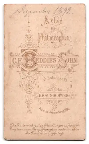 Fotografie C. F. Beddies & Sohn, Braunschweig, Kuhstr. 10, Portrait Baby im Häkelkleid mit blonden Haaren