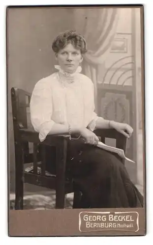 Fotografie Georg Beckel, Bernburg, Karlsplatz 30, Portrait Frau in weisser Bluse mit Rüschekragen und Armkettchen