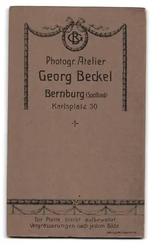 Fotografie Georg Beckel, Bernburg, Karlsplatz 30, Portrait Frau in weisser Bluse mit Rüschekragen und Armkettchen