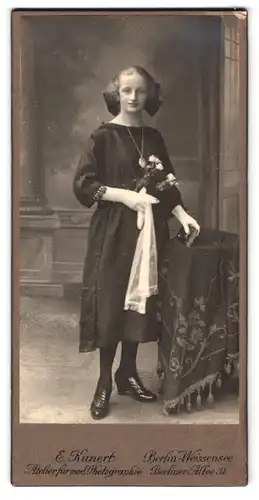 Fotografie E. Kunert, Berlin, Berliner Allee 31, Portrait Mädchen im schwarzen Kleid mit Haarschleife