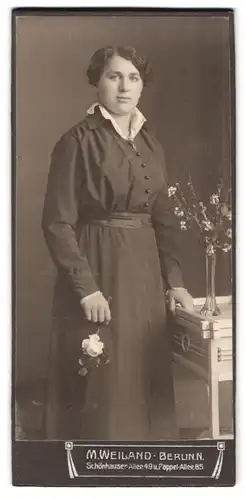 Fotografie M. Weiland, Berlin, Schönhauser-Allee 49, Portrait Dame im dunklen Kleid mit Rose in der Hand
