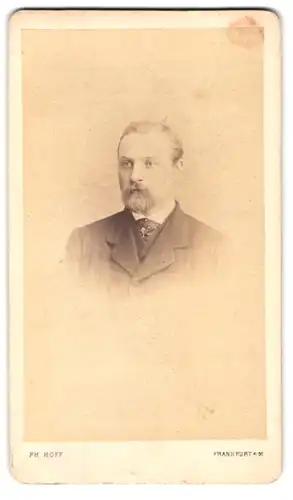 Fotografie Philipp Hoff, Frankfurt a. M., Bleichstr. 38, Portrait Herr im Anzug mit Krawatte und Bart