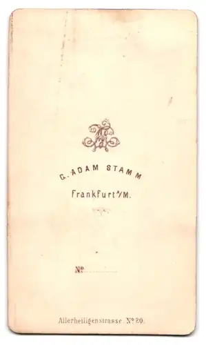 Fotografie G. Adam Stamm, Frankfurt a. M., Portrait Mann im Anzug mit Fliege und Backenbart