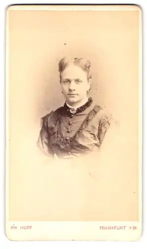 Fotografie Ph. Hoff, Frankfurt am Main, Bleichstr. 38a, Portrait Dame im bestickten Kleid mit Brosche