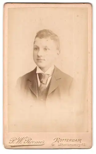 Fotografie P. W. Roemer, Rotterdam, Stationsweg 42, Portrait junger Knabe im Anzug mit Seitescheitel