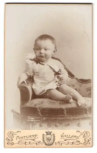 Fotografie Antwerp Gallery, Antwerpen, Maison Tietz, Portrait Kleinkind im Kleid auf einem Sessel