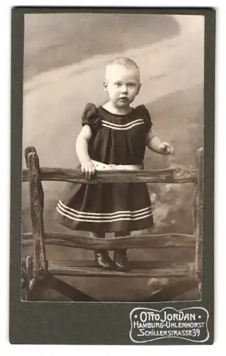 Fotografie Otto Jordan, Hamburg-Uhlenhorst, Schillerstr. 39, baby im Kleid vor Kulisse