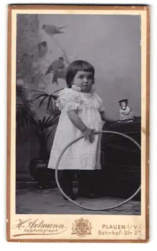Fotografie H. Axtmann, Plauen i. V., Bahnhofstr. 27, Mädchen mit Reif & Puppe