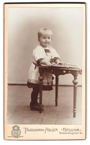 Fotografie Atelier H.M., Potsdam, Brandenburgerstr. 30, niedliches Kind im Kleid