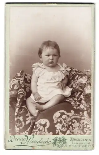 Fotografie Bruno Wendsche, Dresden, Leipzigerstr. 42, Baby im Kleidchen auf Decke sitzend