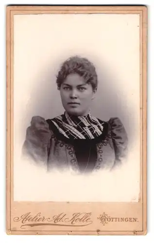 Fotografie Adolf Kolle, Göttingen, Prinzenstr. 8, Portrait Dame im Festtagskleid