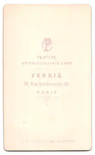 Fotografie Ferrie, Paris, Rue Doudeauville 30, feine Dame mit Ohrringen und Schleife am Kragen