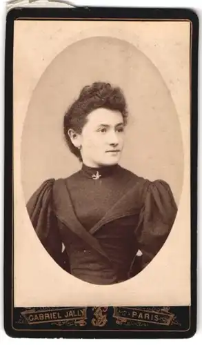 Fotografie Gabriel Jally, Paris, Rue Papillon, junge Dame in schwarzen Kleid mit Vogel-Kragenbrosche
