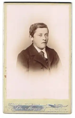 Fotografie Chr. Meyer, St. Gallen, Linsenbühlstrasse 84, gut gekleideteter Junge im Anzug und Krawatte