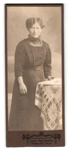 Fotografie Carl Heilmann, Friedland i. Meckl., Kaiserstrasse 27, junge Dame mit Hochsteckfrisur und Kette