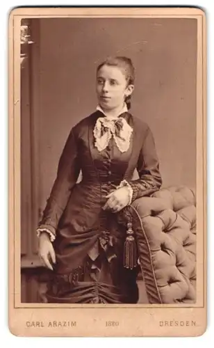 Fotografie Carl Arazim, Dresden, Amalienstrasse 17, hübsche junge Dame in schwarzen Kleid mit grosser Rüschenschleife