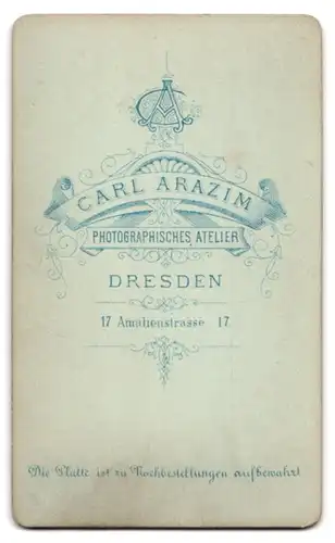 Fotografie Carl Arazim, Dresden, Amalienstrasse 17, hübsche junge Dame in schwarzen Kleid mit grosser Rüschenschleife