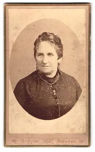 Fotografie Carl Arazim, Dresden, Amalienstrasse 17, gut gekleidete Frau mit Rosenkranz und Hochsteckfrisur