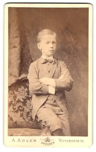 Fotografie A. Adler, Dresden, Victoriastrasse 21, gut gekleideter Junge im Anzug mit Fliege