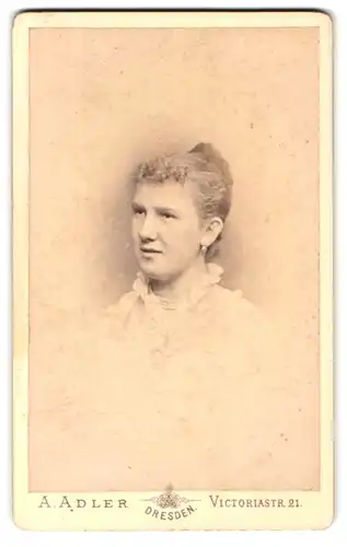 Fotografie A. Adler, Dresden, Victoriastrasse 21, junge Dame mit Hochsteckfrisur und Rüschenkragen