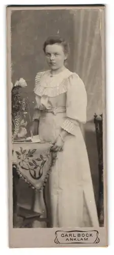 Fotografie Carl Bock, Anklam, junges Fräulein in sommerlichem Kleid