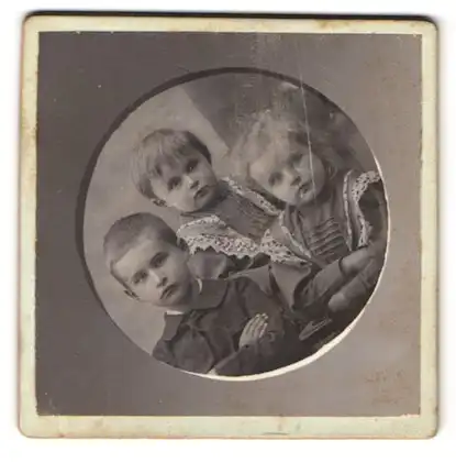 Fotografie Wilhelm Röhsler, Weitra, Unterer Ortsplatz 36, drei Geschwisterchen im Portrait