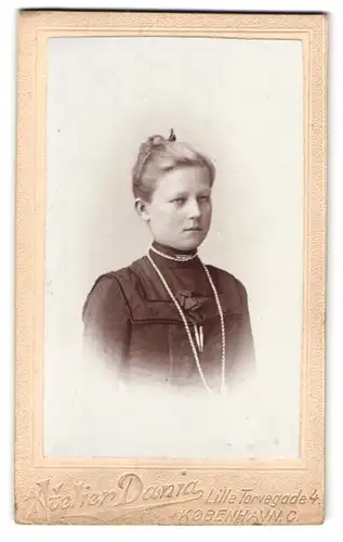 Fotografie Atelier Diana, Kobenhavn, Lille Torvegade 4, junges Fräulein im Portrait