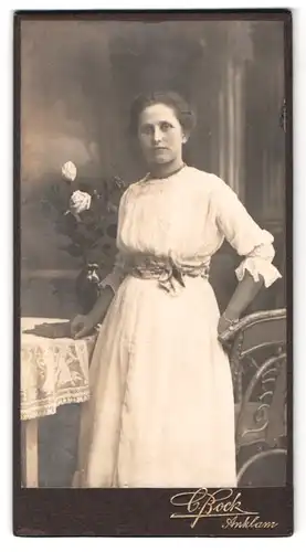 Fotografie C. Bock, Anklam, junge Frau im sommerlichen Kleid