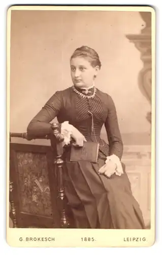 Fotografie G. Brokesch, Leipzig, Zeitzerstrasse 2, junge Dame im taillierten Kleid