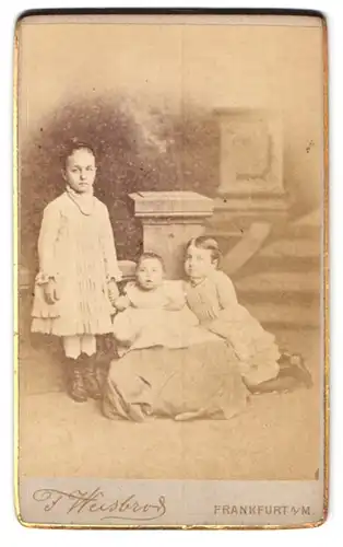 Fotografie F. Weisbrod, Frankfurt a. Main, Bleichstrasse 70, Portrait zwei Mädchen und Kleinkind in hübschen Kleidern