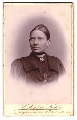 Fotografie W. Hohlfeld Nachf., Insterburg, Wilhelmstrasse17, Portrait junge Dame mit hochgestecktem Haar