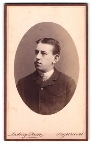 Fotografie Ludwig Heiss, Ingolstadt, Haderstrasse 101, Brustportrait junger Herr in modischer Kleidung