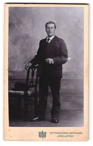 Fotografie Bergmann, Ingolstadt, Portrait junger Herr im Anzug mit Krawatte