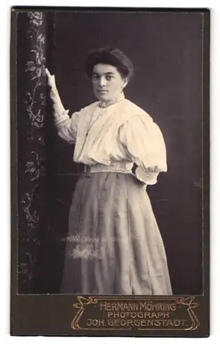 Fotografie Hermann Möhring, Joh. Georgenstadt, Portrait junge Dame in hübscher Bluse und Rock