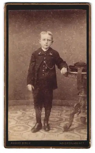 Fotografie August Birch, Kjobenhavn, Hoibroplads 7, Portrait kleiner Junge in zeitgenössischer Kleidung
