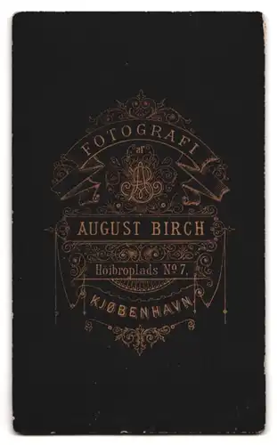 Fotografie August Birch, Kjobenhavn, Hoibroplads 7, Portrait kleiner Junge in zeitgenössischer Kleidung