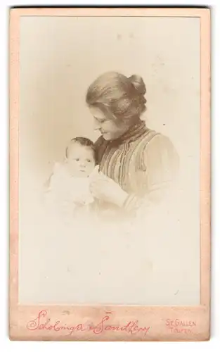 Fotografie Schobinger & Sandherr, St. Gallen, Portrait bürgerliche Dame mit einem Baby