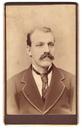 Fotografie Jones, London, Westminster Street 357, Portrait Herr im Anzug mit gestreiftem Schlips und Walrossbart
