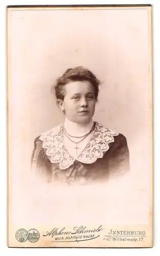 Fotografie Alphons Schmidt, Insterburg, Wilhelmstr. 17, Portrait Frau Helene Poewe im Kleid mit Spitzenkragen, Kreuz