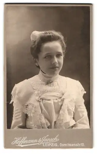 Fotografie Hoffmann & Jursch, Leipzig, Dorotheenstr. 10, Portrait junge Frau im weissen Kleid mit Haarschleife