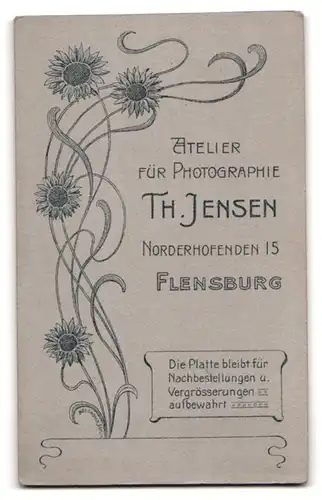 Fotografie Th. Jensen, Flensburg, Norderhofenden 15, Portrait junge Frau im schwarzen Kleid mit langer Perlenkette