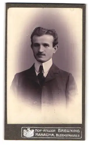 Fotografie Breuning, Hanau a. M., Bleichstr. 9, Portrait Herr im Nadelstreifenanzug mit Oberlippenbart