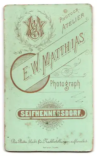 Fotografie E. W. Matthias, Seifhennersdorf, Portrait junger Knaben im Anzug mit Schlips und Locken