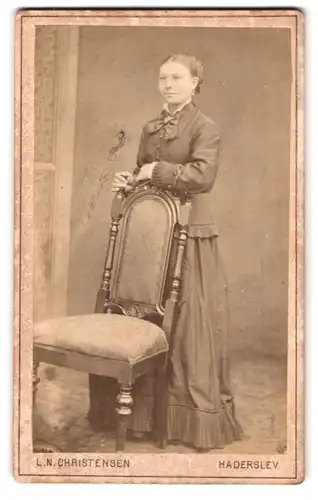Fotografie L. N. Christensen, Haderslev, Smedegade 300, Portrait Dame im Biedermeierkleid mit Schleife