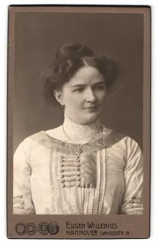 Fotografie Eugen Willenius, Hannover, Lauesstr. 8, Portrait Frau Hagedorn im weissen Kleid mit Halskette