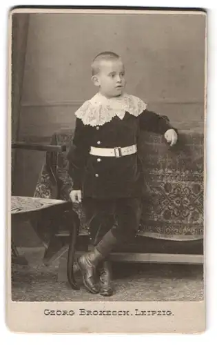 Fotografie Georg Brokesch, Leipzig, Zeitzerstr. 2, Portrait junger Knabe im samtenen Anzug mit Spitzenkragen