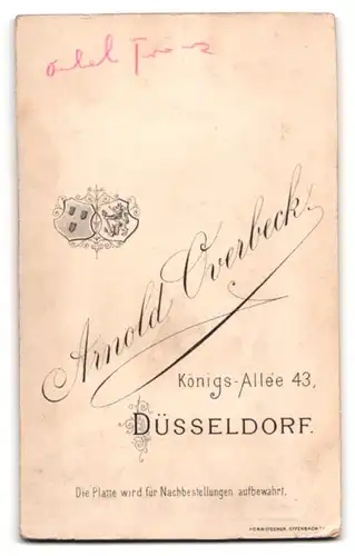 Fotografie Arnold Overbeck, Düsseldorf, Königs-Allee 43, Portrait Herr im Anzug mit Fliege und Oberlippenbart