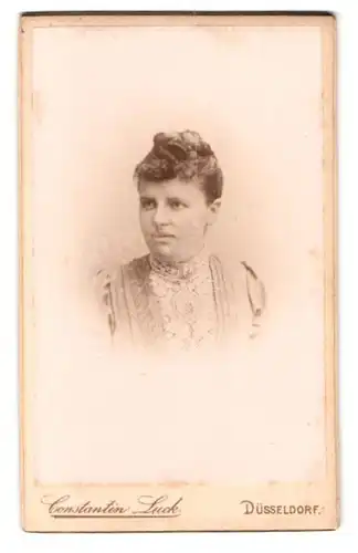 Fotografie Constantin Luck, Düsseldorf, Victoriastr. 26, Portrait Dame im Spitzenkleid mit Hochsteckfrisur