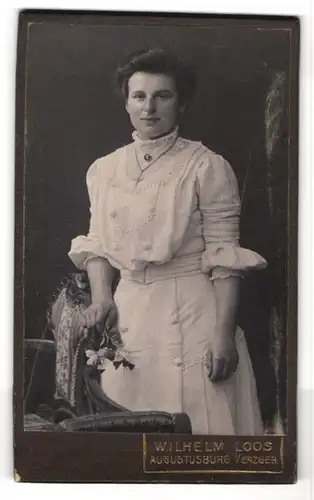 Fotografie Wilhelm Loos, Augustusburg i. Erzg., Marienbergerstr. 25, Portrait Dame im weissen Kleid mit Kreuzkette