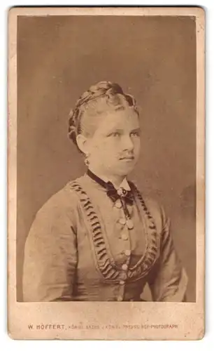 Fotografie W. Höffert, Dresden, Seestr. 10, Portrait Dame im Biedermeierkleid mit Schleife und Zopf